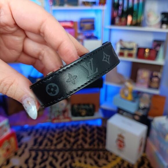 New Louis Vuitton Black Leather Monogram Silver 4 leaf clover Bracelet w/Dustbag - Picture 2 of 4